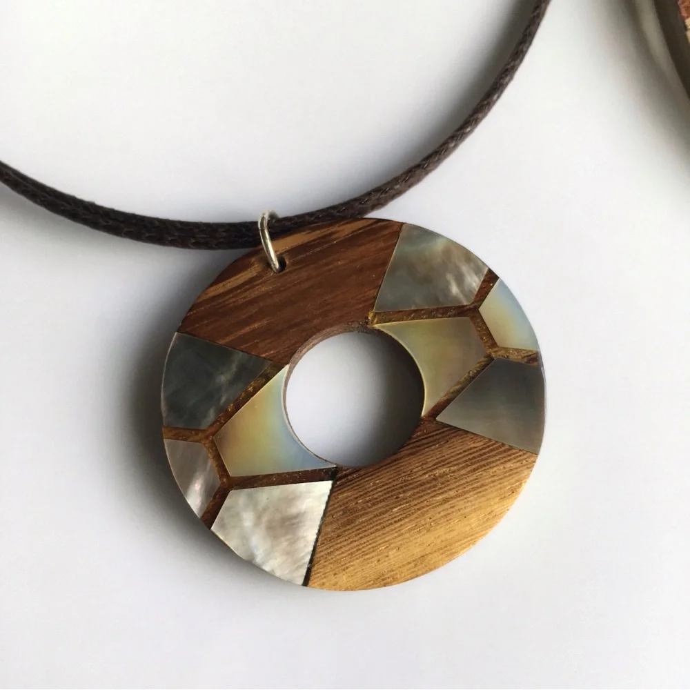 2 Pendants And A Cord Necklace Wood & Shell - Picture 4 of 7